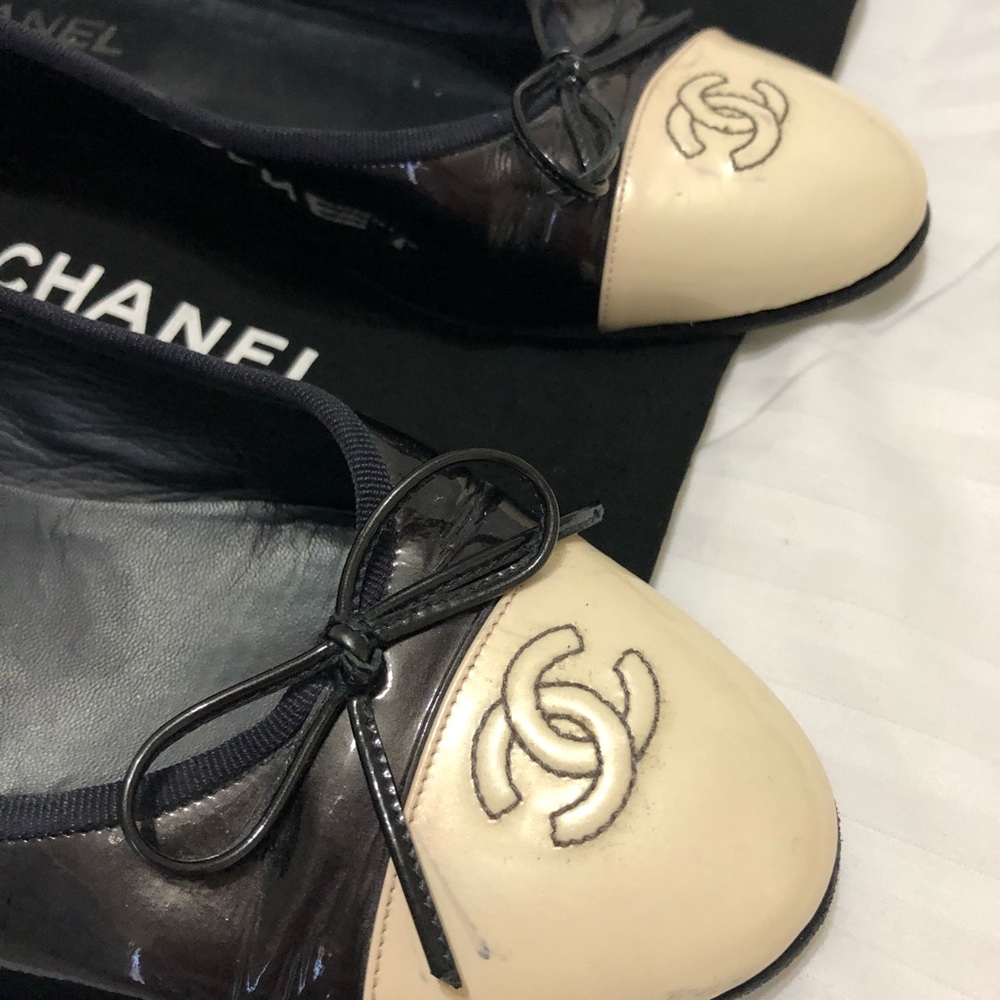 CHANEL Black/cream Ballet flats